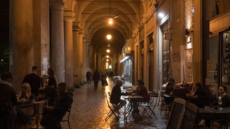 I portici di piazza Vittorio Emanuele II all'Esquilino