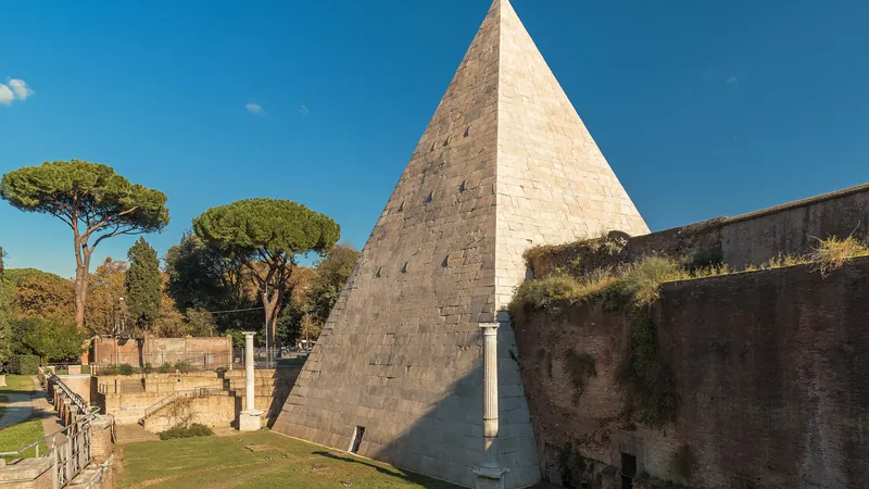 La Piramide Cestia a Testaccio